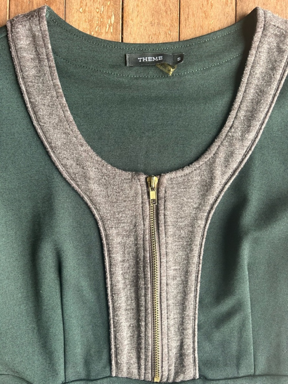 Theme Women’s Forest Green Short Sleeve Dress with Gray Zip Size Small - Picture 2 of 9
